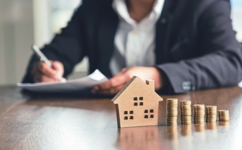 Доллар упал ниже ₽80: как это скажется на рынке жилья