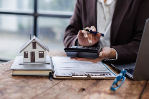 В ЦБ рассказали, стоит ли снимать деньги с вкладов ради покупки жилья