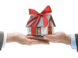 Кому подарок, а кому расходы: кто должен платить налоги с подаренной недвижимости
