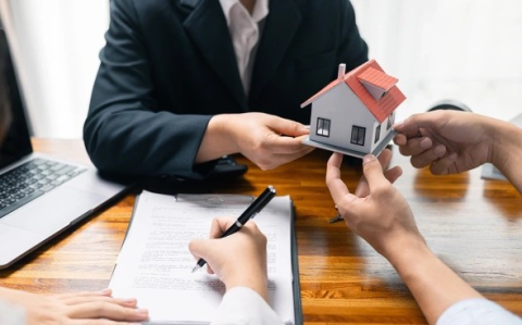 8 мошеннических схем при покупке дачи, о которых стоит знать