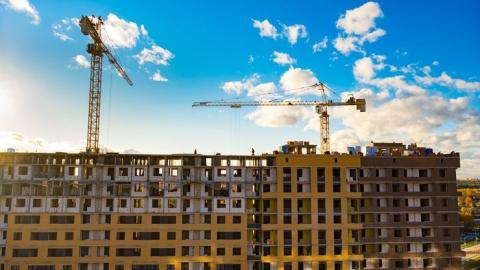Почти четверть субъектов РФ столкнулась с дефицитом нового жилья