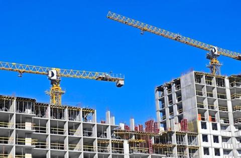 Почти половину строящегося жилья в России сдают с задержкой