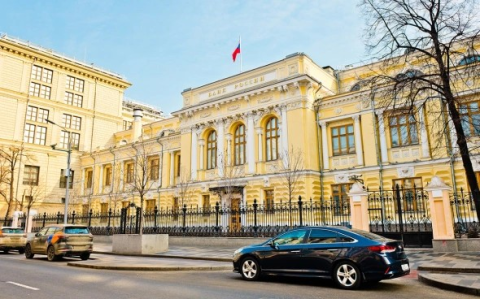 ЦБ третий раз подряд сохранил ключевую ставку: будет ли дешеветь ипотека