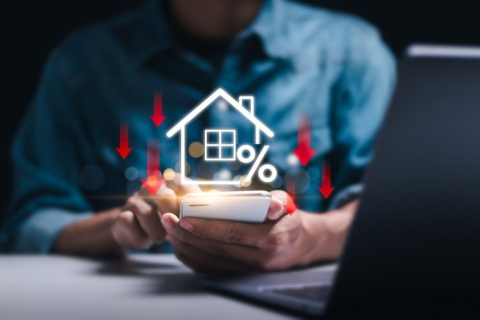 Банки снижают ставки по рыночной ипотеке, но объём выдачи продолжает падать